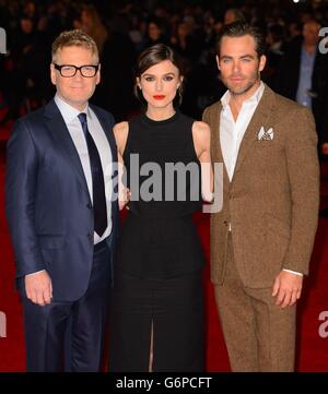 Il regista Kenneth Branagh, Keira Knightsley e Chris Pine arrivano alla prima del film europeo per Jack Ryan al cinema Vue, Leicester Square, Londra. Foto Stock