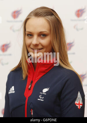 Charlotte Evans Guida a Kelly Gallagher, sci alpino, durante il lancio del Paralimpic Team GB per Sochi al Radisson Blu Hotel, Glasgow. Foto Stock