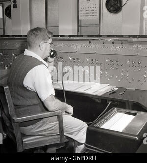 1956, storico, Operatore sul telefono presso una stazione ufficio di controllo, Harare Zimbabwe Rhodesia (Africa). Foto Stock