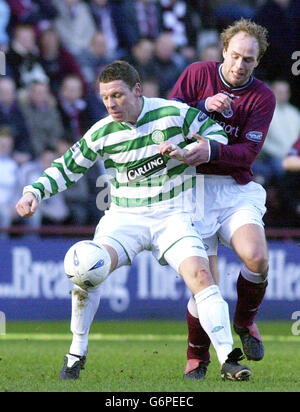 Alan Thompson (L) di Celtic protegge la palla da Neil MacFarlane di Hearts durante la partita della Bank of Scottish Premier League a Tynecastle, Edimburgo. SOLO PER USO EDITORIALE Foto Stock