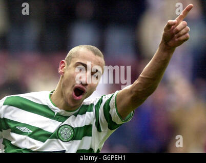 Henrik Larsson di Celtic celebra il punteggio ottenuto contro i cuori durante la quarta partita della Tennents Scottish Cup al Tynecastle Stadium di Edimburgo. Foto Stock