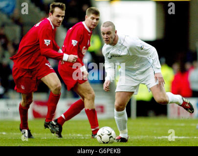 Bolton Wanderers Kevin Nolan (R) si allontana da Dietmar Hamann (L) e Steven Gerrard (C) di Liverpool durante la partita Barclaycard Premiership allo stadio Reebok di Bolton. Foto Stock