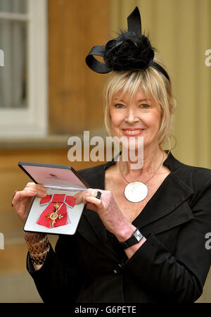 La presentatrice di notizie televisive Julia Somerville tiene la sua OBE presentata dal Principe di Galles durante una cerimonia di investitura a Buckingham Palace, Londra. Foto Stock