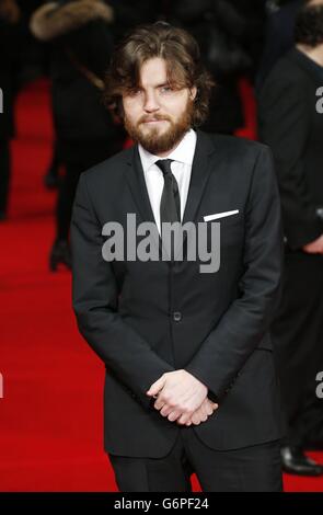 Tom Burke arriva alla prima di "The Invisible Woman" che si tiene a Kensington Odeon, Londra. Foto Stock