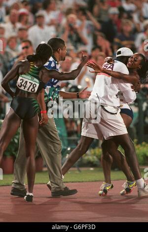 27-LUG-96, Atlanta Olympic Games, Athletics, Women's 100m Final, USA's Gail Devers (r) è abbracciato da Bobby Kersee come Merlene Ottey le dà i pollici in su Foto Stock