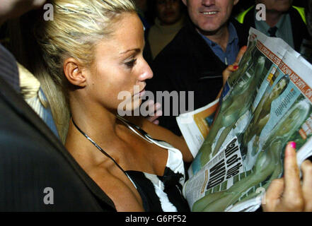 "Sono una celebrità... mi faccia uscire di qui" la contestante Jordan si accanì ai suoi titoli di giornale mentre lei ritorna dall'Australia all'aeroporto di Heathrow, a Londra. Foto Stock