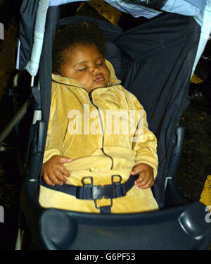 "Sono un celebrity...Get Me out of Here" il bambino del concorrente Jordan Harvey dorme mentre sua mamma ritorna dall'Australia all'aeroporto di Heathrow, a Londra. Foto Stock