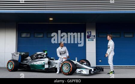 I piloti della Mercedes Lewis Hamilton (a sinistra) e Nico Rosberg svelano la nuova Mercedes F1 W05 al circuito de Jerez, Jerez, Spagna. Foto Stock