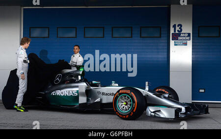 I piloti della Mercedes Lewis Hamilton (a destra) e Nico Rosberg svelano la nuova Mercedes F1 W05 al circuito de Jerez, Jerez, Spagna. Foto Stock