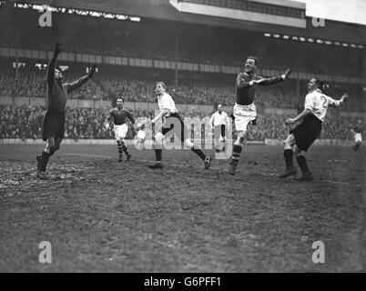 George Foreman (r) di West Ham United attaccava l'obiettivo dell'Arsenal durante la partita che veniva giocata al White Hart Lane di Tottenham Hotspur a causa di danni provocati dalla bomba all'Highbury Stadium. Foto Stock