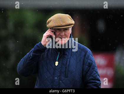 Don Cantillon, proprietario di la Estrella, dopo che il suo cavallo è stato ritirato dal Coral App Download dall'App Store Vendere Stakes presso Southwell Racecourse, Southwell. Foto Stock