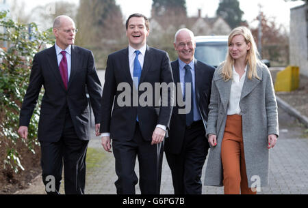 Il Cancelliere George Osborne (secondo da sinistra) con il Professor Ian Walmsley, Pro-Vice-Cancelliere per la Ricerca (sinistra), il Professor Andrew Hamilton Vice-Cancelliere dell'Università di Oxford (seconda a destra) e l'MP locale Nicola Blackwood (destra) arrivano per una visita al Begbrooke Science Park di Oxfordshire. Foto Stock