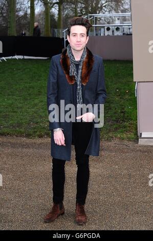 Nick Grimshaw in arrivo per lo spettacolo Burberry Prorsum Menswear come parte delle London Collection del British Fashion Council, a Kensington Gardens, Kensington Gore, Londra. Foto Stock