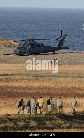 Il naufragio di un elicottero Hawk della US Air Force HH-60G che si è schiantato durante un esercizio di allenamento, uccidendo quattro membri dell'equipaggio intorno alle 19:00 di ieri, si trova vicino alla spiaggia di Cley-next-the-Sea, Norfolk. Foto Stock