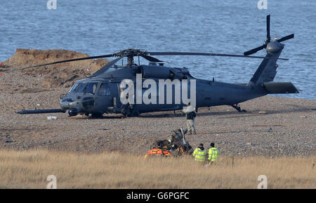 Il naufragio di un elicottero Hawk della US Air Force HH-60G che si è schiantato durante un esercizio di allenamento, uccidendo quattro membri dell'equipaggio intorno alle 19:00 di ieri, si trova vicino alla spiaggia di Cley-next-the-Sea, Norfolk. Foto Stock