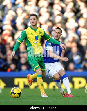 Calcio - Barclays Premier League - Everton / Norwich City - Goodison Park. Phil Jagielka di Everton (a destra) e Ricky van Wolfswinkel di Norwich City combattono per la palla Foto Stock