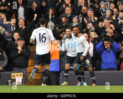 Jermain Defoe (a destra) di Tottenham celebra il suo secondo gol durante la partita della Barclays Premier League a White Hart Lane, Londra. Foto Stock