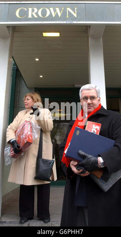 Gordon e Susan Musselwhite arrivano a Plymouth County Court, dove si trovavano di fronte alla catena di supermercati Safeway, rivendicando il loro dachshund Muffin, è stato parzialmente paralizzato saltare per i foglietti Safeway pubblicati attraverso la scatola delle lettere della loro casa. Il direttore della società in pensione Gordon Musselwhite, 62 anni, e la sua moglie Susan, di 61 anni, hanno emesso un reclamo del 2,826.65 contro il supermercato nella piccola divisione dei crediti del tribunale della contea di Plymouth, Mantenere non c'era bisogno che i volantini fossero consegnati a casa loro, come c'era una casella postale all'inizio della sua 140ft drive a Yealppton, Devon. Foto Stock