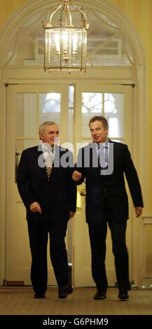 Il primo ministro irlandese Bertie Ahern (sinistra) incontra il primo ministro britannico Tony Blair a Downing Street, Londra. Foto Stock