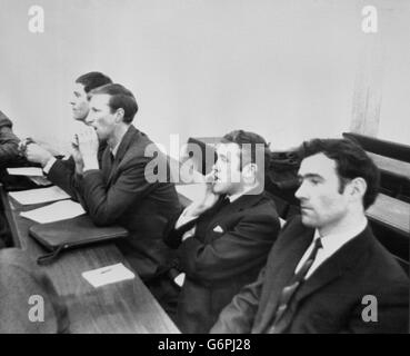 La Football Association sponsorizza un teach-in di sei settimane per i manager e i giocatori della Leeds University, con la sessione odierna con il docente Don Revie, manager del Leeds United, e gli 'studenti' inclusi (da l-r) l'ex giocatore di Leeds, Willie Bell, l'attuale giocatore di Leeds Jack Charlton, e l'ex giocatore di Leeds Bobby Collins. Tra gli argomenti trattati vi sono la gestione aziendale in relazione al calcio, le regole e le regole del campionato di calcio, l'arte della gestione dell'uomo e come trattare con la stampa. Foto Stock