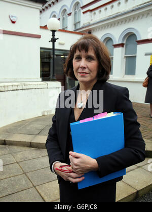 Christine Smith QC (a sinistra), Consiglio senior per l'inchiesta partecipa al secondo giorno dell'inchiesta indipendente Historical Institutional Abuse (HIA) presso Banbridge Court, Irlanda del Nord. Foto Stock