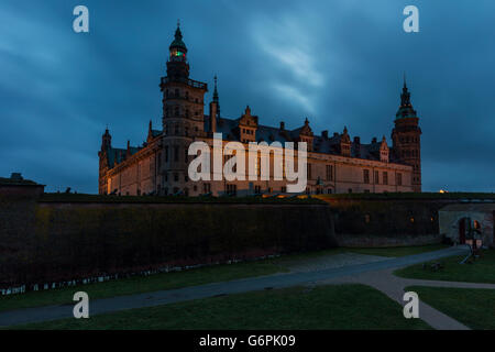 Il Castello di Kronborg a notte. Kronborg mi trova in Helsingor, Danimarca Foto Stock