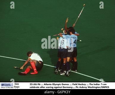 22-LUG-96. Giochi Olimpici di Atlanta. Hockey su campo. La squadra indiana festeggia dopo aver segnato contro la Germania Foto Stock