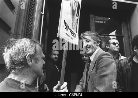 Dennis Skinner, deputato di Bolsover, è accolto da un minatore che porta un cartello al suo arrivo alla conferenza annuale del NUM a Sheffield. Foto Stock
