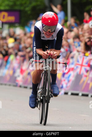 Lizzie Armitstead della Gran Bretagna durante la prova individuale delle Donne il quinto giorno dei Giochi Olimpici di Londra all'Hampton Court Palace, Londra. Foto Stock