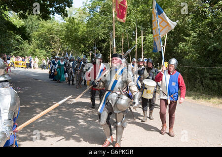 Tewkesbury, Regno Unito-Luglio 17, 2015: cavalieri in armatura marciando verso la battaglia il 17 luglio 2015 a Tewkesbury Festival medievale Foto Stock