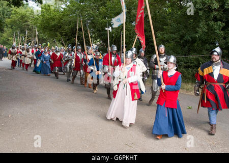 Tewkesbury, Regno Unito-Luglio 17, 2015: cavalieri in armatura marciando verso la battaglia il 17 luglio 2015 a Tewkesbury Festival medievale Foto Stock