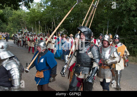 Tewkesbury, Regno Unito-Luglio 17, 2015: cavalieri in armatura marciando verso la battaglia il 17 luglio 2015 a Tewkesbury Festival medievale Foto Stock