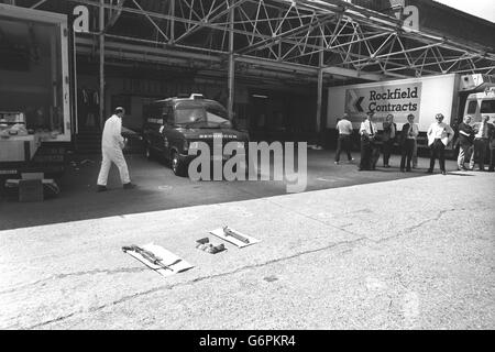 Due fucili a pompa e tre gusci di cartuccia esauriti segnano il luogo di un tentativo di rapina contro un tentativo di rapina a un abattoir in Garland Road, Shooter's Hill, Londra, in cui la polizia ha sparato due uomini morti. Foto Stock