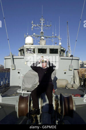 Il tenente Charlotte Atkinson, il nuovo comandante di HMS Brecon, a bordo del vessell presso la base navale di HM Clyde a Faslane. Quattordici anni dopo che la Royal Navy ha ammesso ufficiali femminili a parità di condizioni con le loro controparti maschili, il tenente Atkinson, originario di Dorset, ha preso in carico la HMS Brecon, la più grande nave mai comandata da una donna. Foto Stock