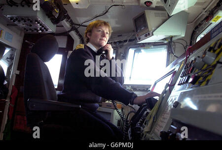 Il tenente Charlotte Atkinson, il nuovo comandante della HMS Brecon, sul ponte della nave alla base navale di HM Clyde a Faslane. Quattordici anni dopo che la Royal Navy ha ammesso ufficiali femminili a parità di condizioni con le loro controparti maschili, il tenente Atkinson, originario di Dorset, ha preso la carica di HMS Brecon, la nave più grande mai ad essere comandato da una donna. Foto Stock