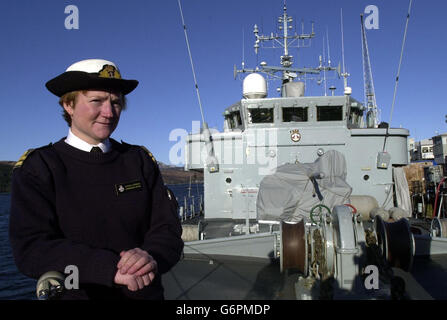 Il tenente Charlotte Atkinson, il nuovo comandante di HMS Brecon, a bordo del vessell presso la base navale di HM Clyde a Faslane. Quattordici anni dopo che la Royal Navy ha ammesso ufficiali femminili a parità di condizioni con le loro controparti maschili, il tenente Atkinson, originario di Dorset, ha preso in carico la HMS Brecon, la più grande nave mai comandata da una donna. Foto Stock