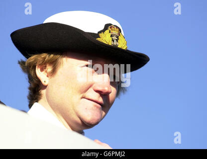 Il tenente Charlotte Atkinson, il nuovo comandante della HMS Brecon, con Peloro (giro Compass) sul ponte della nave alla base navale HM Clyde a Faslane. Quattordici anni dopo che la Royal Navy ha ammesso ufficiali femminili a parità di condizioni con le loro controparti maschili, il tenente Atkinson, originario di Dorset, ha preso in carico la HMS Brecon, la più grande nave mai comandata da una donna. Foto Stock