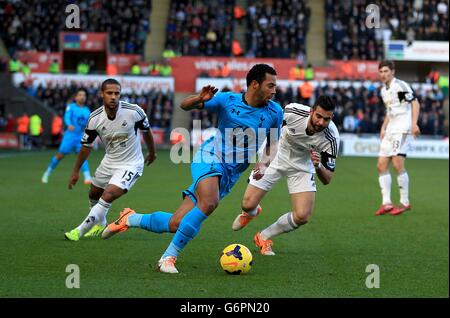 Calcio - Barclays Premier League - Swansea City v Tottenham Hotspur - Liberty Stadium. Mousa Dembele di Tottenham Hotspur (centro) e Jordi Amat di Swansea City (destra) lottano per la palla Foto Stock