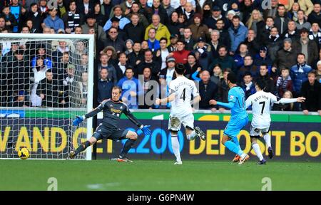 Mousa Dembele di Tottenham Hotspur (seconda a destra) perde un tentativo di gol Foto Stock