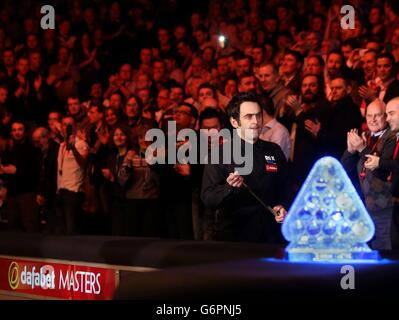 Ronnie o'Sullivan esce per l'inizio della sessione serale nella sua finale contro Mark Selby durante i Masters 2014 di Dafabet ad Alexandra Palace, Londra. Foto Stock