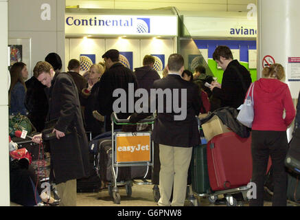 I passeggeri sono rimasti bloccati all'aeroporto di Glasgow, dopo che il volo Continental Airlines per Los Angeles è stato annullato a causa di un avviso di sicurezza. Si trattava di uno dei sei voli transatlantici provenienti dalla Gran Bretagna e dalla Francia, fondati a causa di minacce terroristiche. Foto Stock