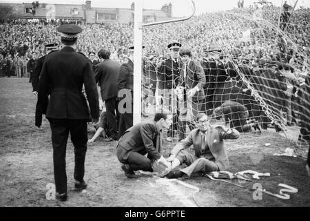 Gli spettatori feriti vengono trattati in campo dopo che è scoppiata la violenza alla partita semifinale della Fairs Cup. Ventidue persone sono state ricoverate in ospedale con ferite. Foto Stock