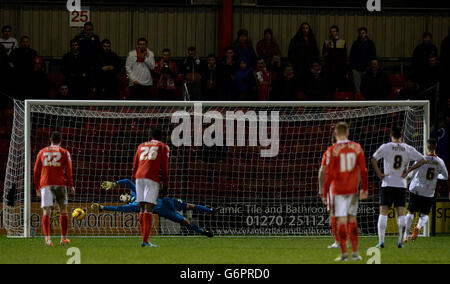 Calcio - Sky Bet League 1 - Crewe Alexandra / Milton Keynes Dons - The Alexandra Stadium. Ben Garratt di Crewe Alexandra salva una penalità da Shaun Williams di Milton Keynes Dons Foto Stock