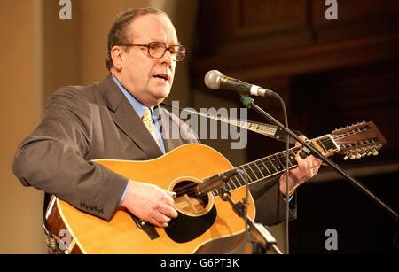 Michael Ancram, deputato Shadow Foreign Secretary, ha evocato i ricordi di Bob Dylan nel suo primo posto con la sua interpretazione della ballata non pensa due volte che sia Alright al sesto annuale Parlamento Palace of Varies Show. Foto Stock