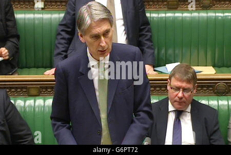 Il Segretario alla Difesa Philip Hammond rilascia una dichiarazione alla Camera dei Comuni di Londra sulla ristrutturazione delle forze armate. Foto Stock