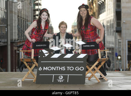 Direttore indipendente del consiglio di amministrazione di Glasgow 2014 Eileen Gallagher (centro) con i ballerini Hollie Gallagher (a sinistra) e Jayne Austin durante una fotocellula su Buchanan Street a Glasgow, Scozia. Foto Stock