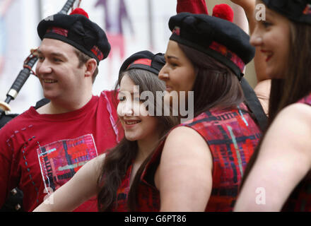 Ballerini durante una fotocellula su Buchanan Street a Glasgow, Scozia. Foto Stock