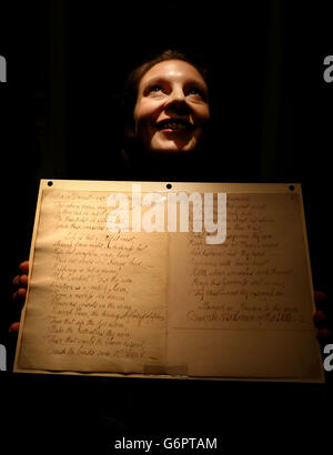 Ciara McDermott detiene una poesia scritta a mano da Robert Burns prima che venga in mostra presso il centro visitatori della National Library of Scotland di Edimburgo. Foto Stock