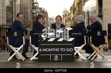 (Sinistra-destra) David Gevemberg, MSP Fiona Hylop, Direttore Eileen Gallagher, Vice Presidente Fiona McEwan, Cllr Archie Graham durante una fotocellula su Buchanan Street a Glasgow, Scozia. Foto Stock