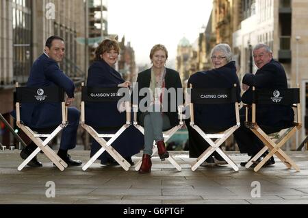 (Sinistra-destra) David Gevemberg, MSP Fiona Hylop, Direttore Eileen Gallagher, Vice Presidente Fiona McEwan, Cllr Archie Graham durante una fotocellula su Buchanan Street a Glasgow, Scozia. Foto Stock